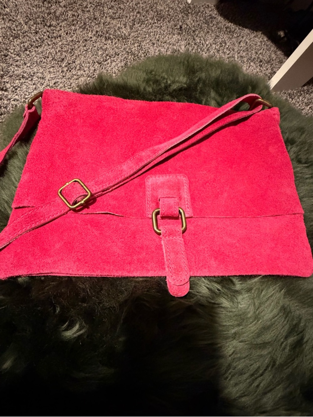 Italian suede Vibrant, gorgeous suede handbag.
Crossbody/Shoulder Bag - Picture 5 of 7